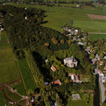 842213 Luchtfoto van kasteel Loenersloot met het omliggende park (Rijksstraatweg 211) te Loenersloot (gemeente Loenen, ...